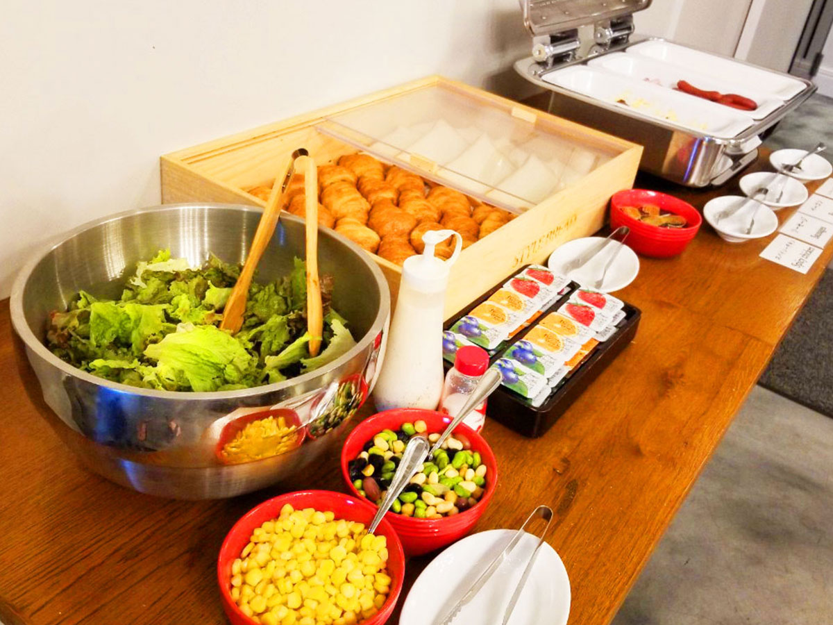 简单早餐免费7:00~11:00可带回房间!