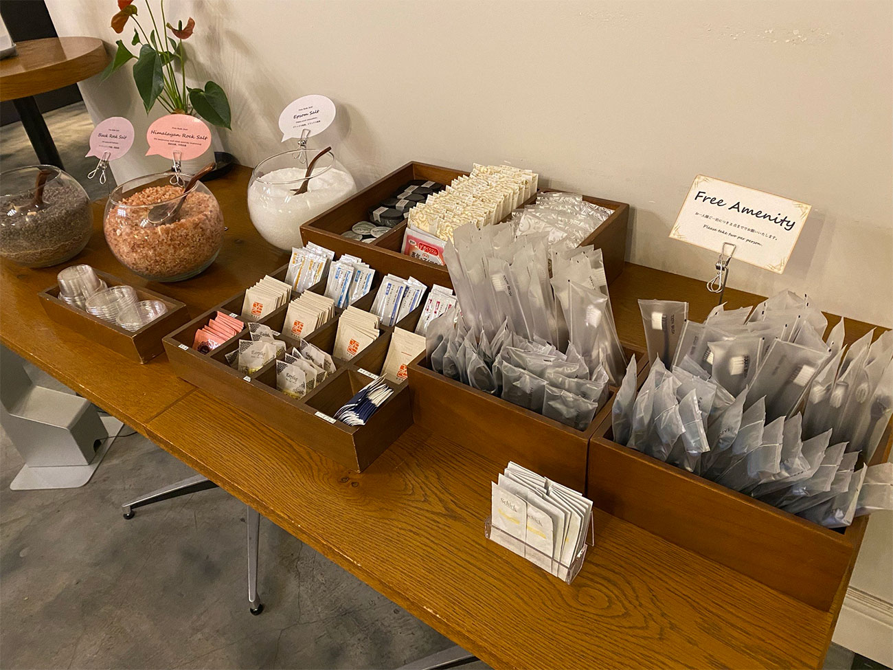 酒店用品自助餐/浴盐和眼罩等可随意取用!