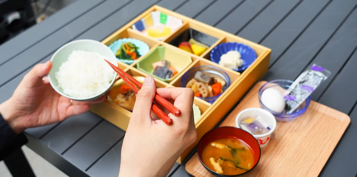 色彩丰富的小碗早餐